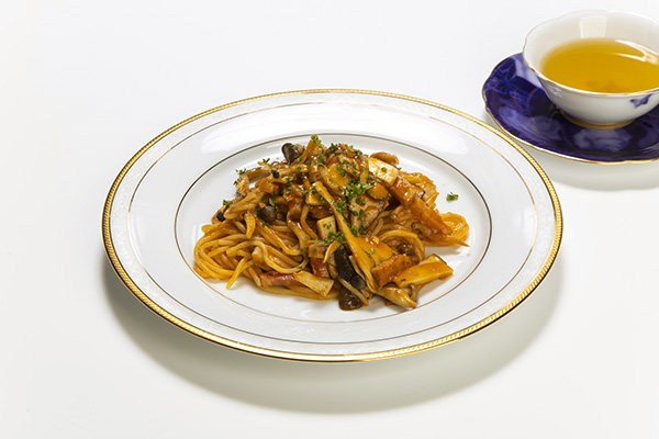 ベーコンとたっぷりキノコのトマトパスタ